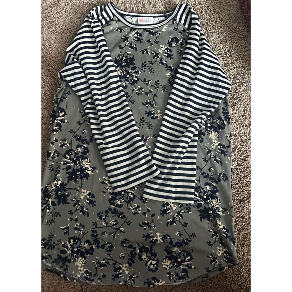 Soft lularoe 3/4 length sleeved shirt